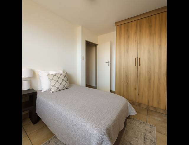 2 bed property to rent in ROOIHUISKRAAL NORTH